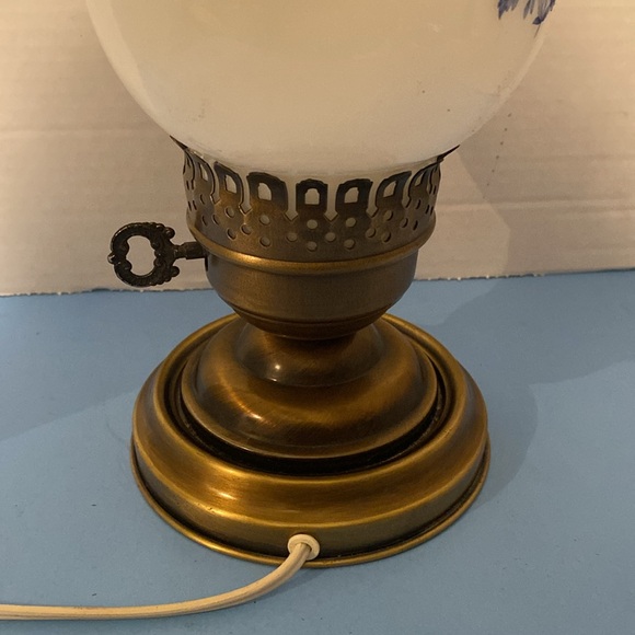 Vintage 11” Floral desk lamp - Picture 3 of 6